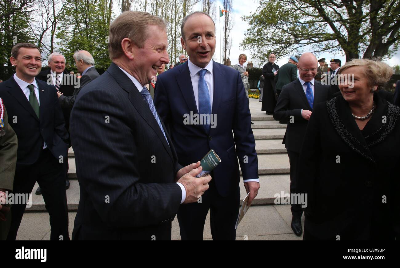 Agissant Taoiseach Enda Kenny (au centre à gauche) avec le leader Fianna Fail Micheal Martin lors de la cérémonie religieuse d'État, pour commémorer le centenaire des leaders montantes de Pâques 1916 au cimetière Arbour Hill, à Dublin. Banque D'Images