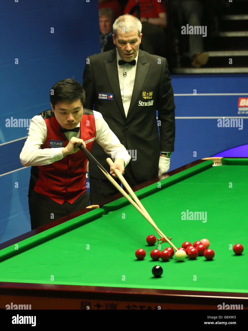 Betfred Snooker Championnat du monde 2016 - dixième jour - Crucible Theatre.Ding Junhui en action Judd Trump lors du dixième jour des Championnats du monde de Betfred Snooker au Crucible Theatre, Sheffield. Banque D'Images