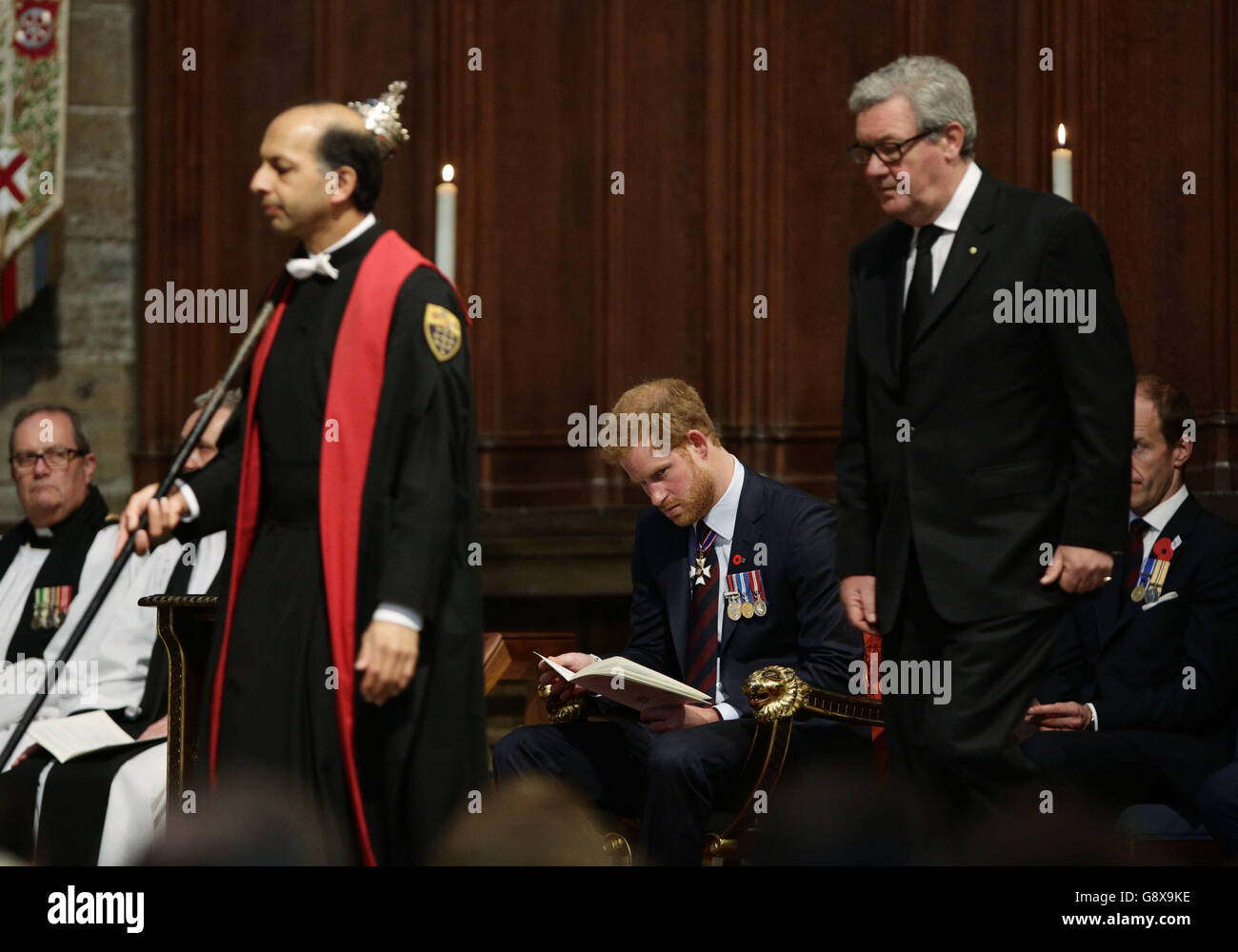 Son Excellence l'honorable Alexander Downer AC (à droite), Haut-commissaire pour l'Australie, se promène devant l'autel devant un prince assis Harry, pendant le service annuel de commémoration et de Thanksgiving à la Journée de l'ANZAC à l'abbaye de Westminster, à Londres. Banque D'Images