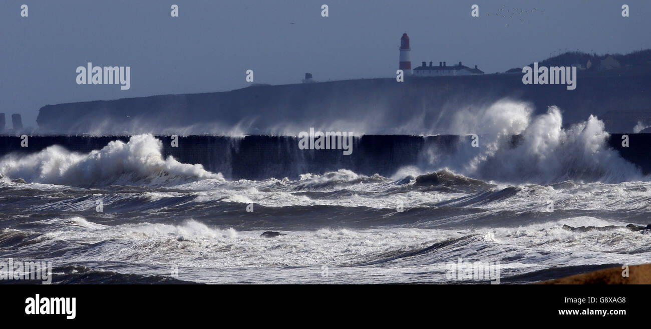 Des mers agitées en face du phare de Souter à Whitburn, au sud de Tyneside, tandis que les Britanniques font face à des températures et à la neige fraîches cette semaine, grâce à une explosion d'air arctique. Banque D'Images