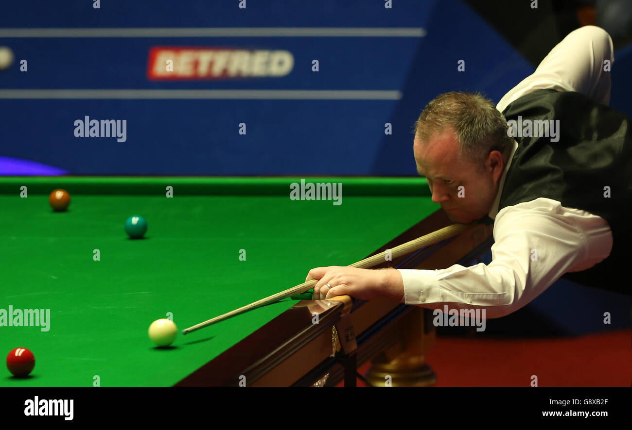 John Higgins en action contre Ricky Walden pendant le dixième jour des Championnats du monde de Betfred Snooker au Crucible Theatre, Sheffield. Banque D'Images