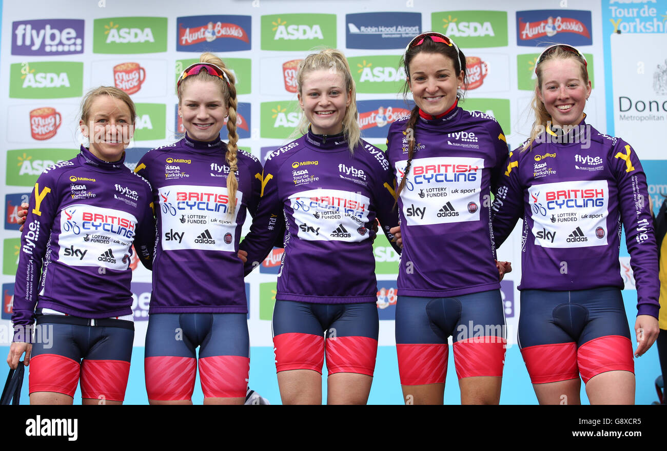 Emma Pooley, Eleanor Dickinson, Evie Richards, Lizzie Armitstead et Alice  Barnes ont remporté la meilleure équipe lors du Women's Tour de Yorkshire  Photo Stock - Alamy
