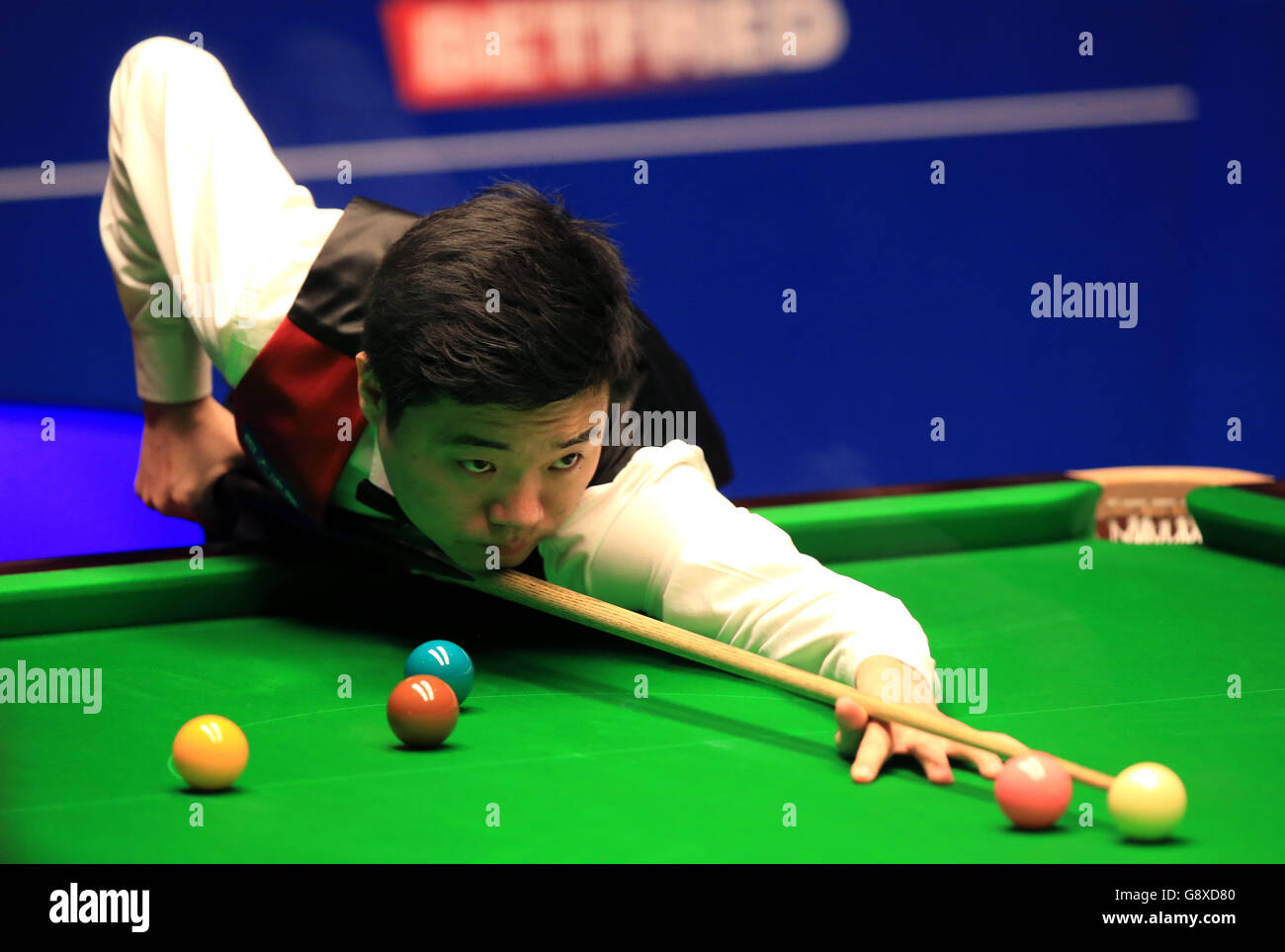 Betfred Snooker Championnat du monde 2016 - dix-sept jours - Crucible Theatre.Ding Junhui lors de son match avec Mark Selby dans la finale des Championnats du monde de Betfred Snooker au Crucible Theatre, Sheffield. Banque D'Images