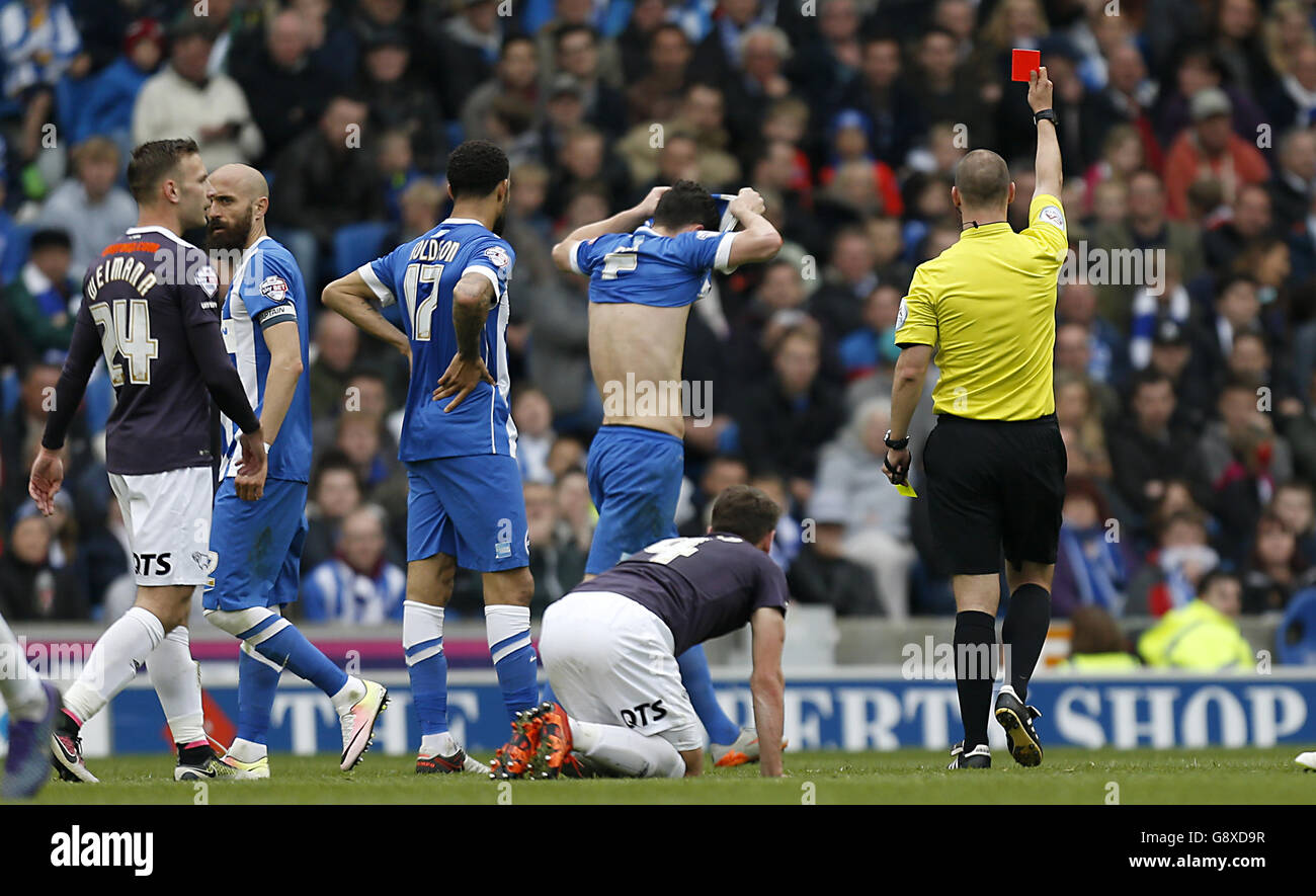 Lewis Dunk de Brighton et Hove Albion est présenté le carton rouge par l'arbitre Robert Madley lors du match du championnat Sky Bet au stade AMEX de Brighton. Banque D'Images