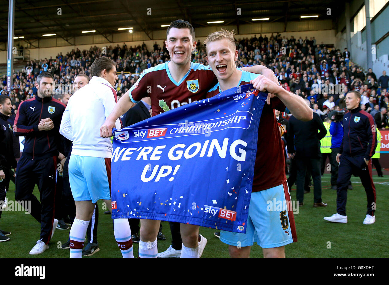 Burnley v Queens Park Rangers - Sky Bet Championship - Turf Moor.Michael Keane de Burnley (à gauche) et Ben Mee célèbrent la promotion après le match du championnat Sky Bet à Turf Moor, Burnley. Banque D'Images