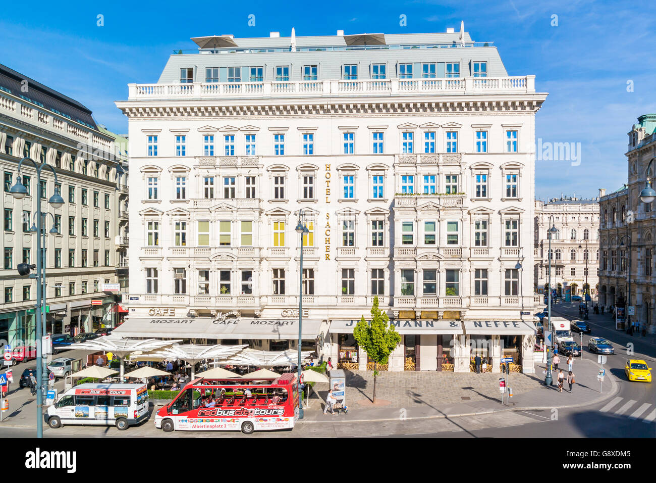 Albertina place avec l'hôtel Sacher, bus touristique, les gens et la circulation en centre-ville de Vienne, Autriche Banque D'Images