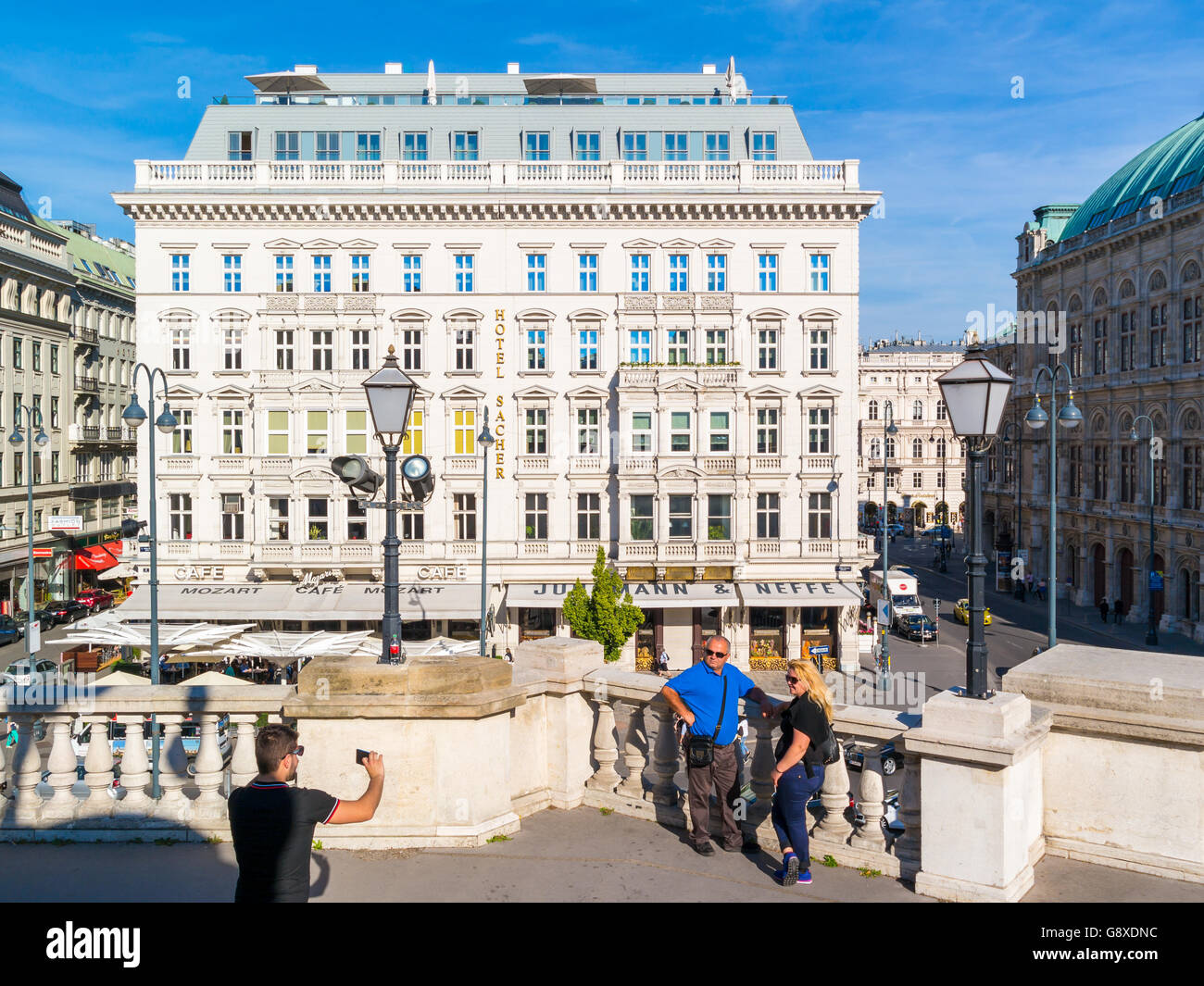 Les touristes prendre des photos et de l'hôtel : sur la place Albertina en centre-ville de Vienne, Autriche Banque D'Images