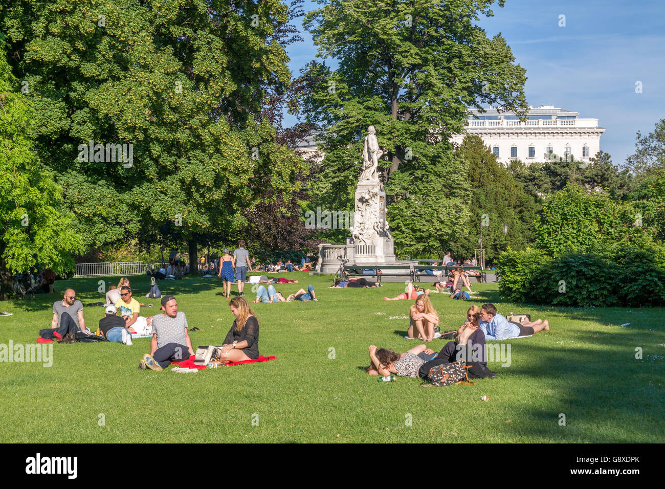 Les gens se reposer près de monument à Mozart Hofburg Burggarten Gardens, dans le centre-ville de Vienne, Autriche Banque D'Images