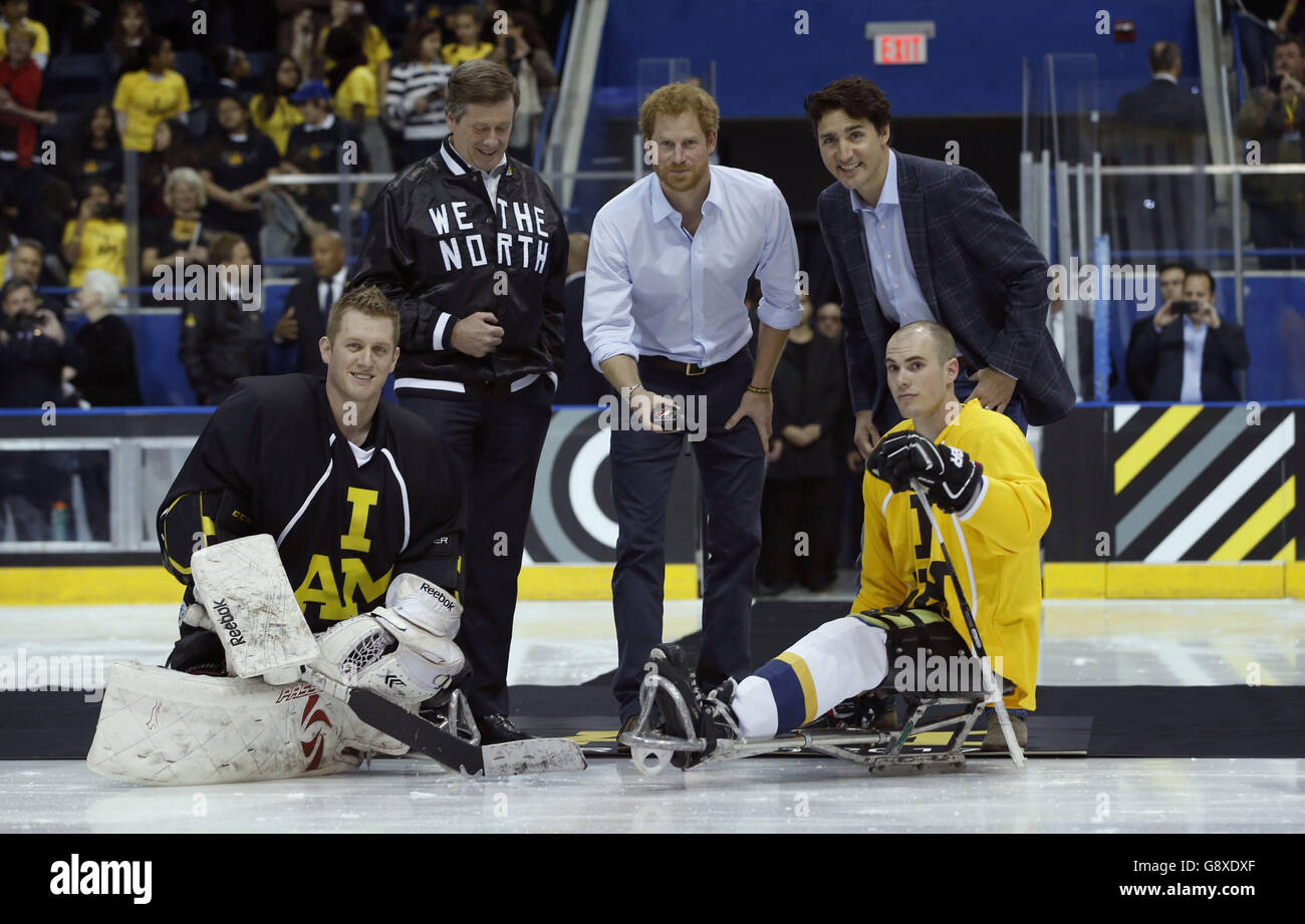 Le Prince Harry (au centre) pose pour la chute de palet cérémonielle avec le premier ministre canadien Justin Trudeau (en arrière à droite) et le maire de Toronto John Tory (en arrière à gauche) avec des athlètes de hockey sur luge au Mattamy Centre lors de la visite du Prince à Toronto pour promouvoir les Jeux Invictus de 2017. Banque D'Images