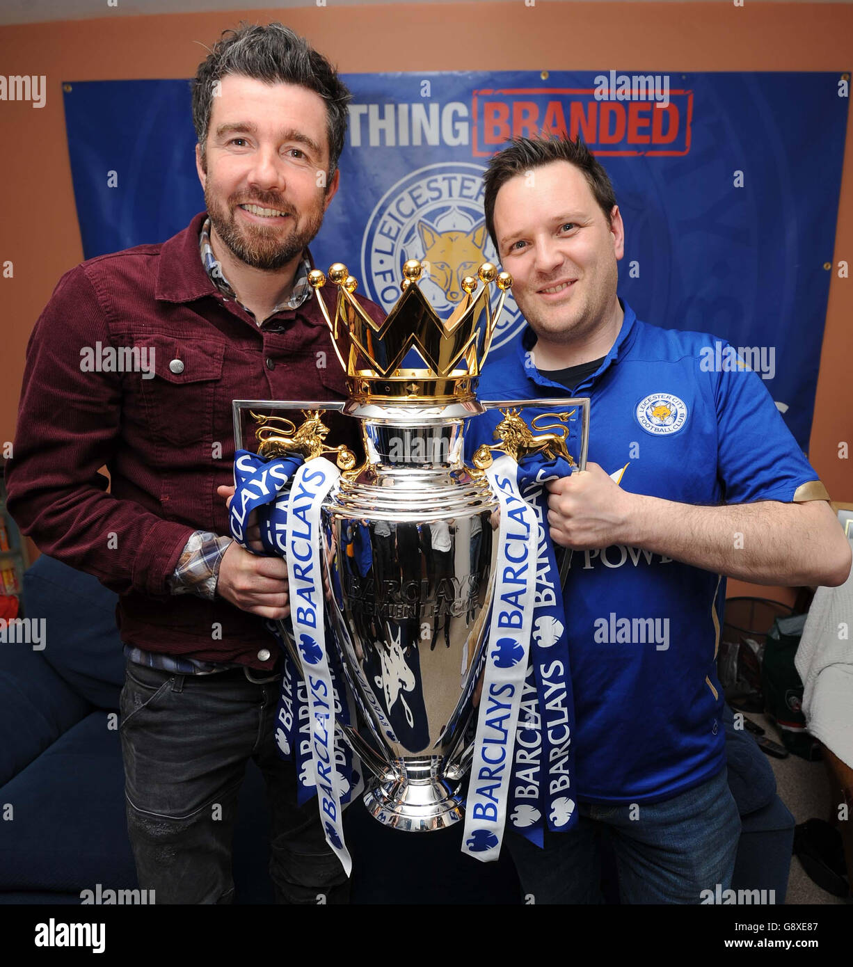 Steve Worthy (à droite) détient le trophée Barclays Premier League avec l'ancien joueur de Leicester Muzzy Izzet comme Tottenham Draw avec Chelsea pour donner à Leicester City le titre de Premier League. Banque D'Images