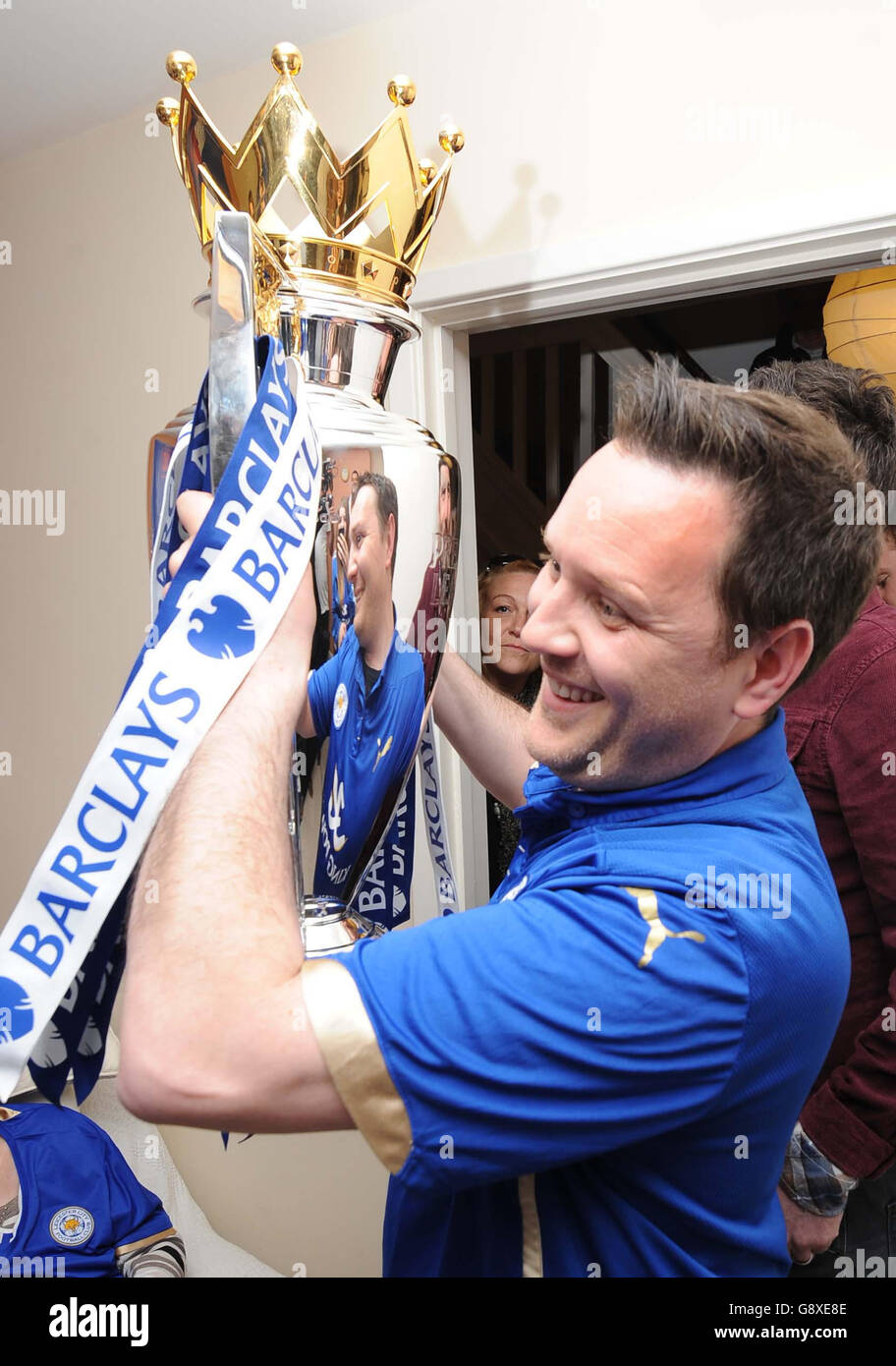 Steve Worthy détient le trophée Barclays Premier League à Leicester, tandis que Tottenham dessine avec Chelsea pour donner à Leicester City le titre de Premier League. Banque D'Images