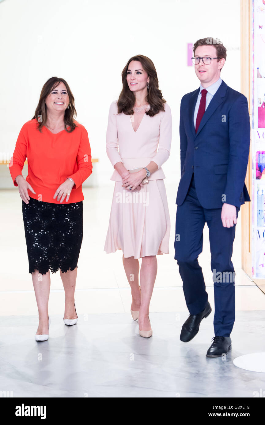 La duchesse de Cambridge est avec le directeur du National Portrait Gallery Nicholas Cullinan, et le rédacteur en chef de l'édition britannique de Vogue, Alexandra Shulman, lors d'une visite au National Portrait Gallery à Londres, pour voir le Vogue 100: Une exposition de style siècle et deux portraits photographiques d'elle-même pris dans le cadre d'une plus large diffusion dans le numéro de juin du centenaire de British Vogue. Banque D'Images