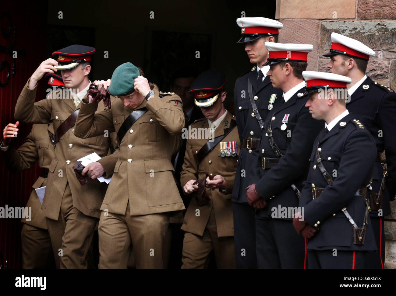 Des collègues militaires aux funérailles du capitaine David Seath à l'église commémorative St Margaret's RC à Dunfermline, en Écosse, un commandant de l'équipe de soutien aux incendies dans l'artillerie royale du 29 Commando Regiment, qui est décédé après s'être effondré pendant le Marathon de Londres. Banque D'Images