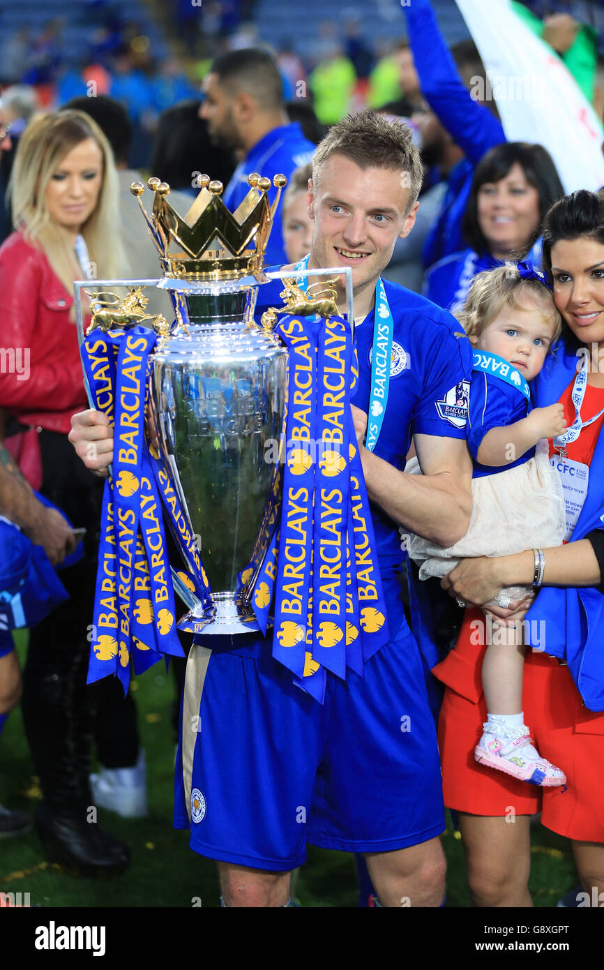 Jamie Vardy, de Leicester City, lève le trophée alors que l'équipe célèbre la victoire de la Barclays Premier League, après le match au King Power Stadium de Leicester Banque D'Images
