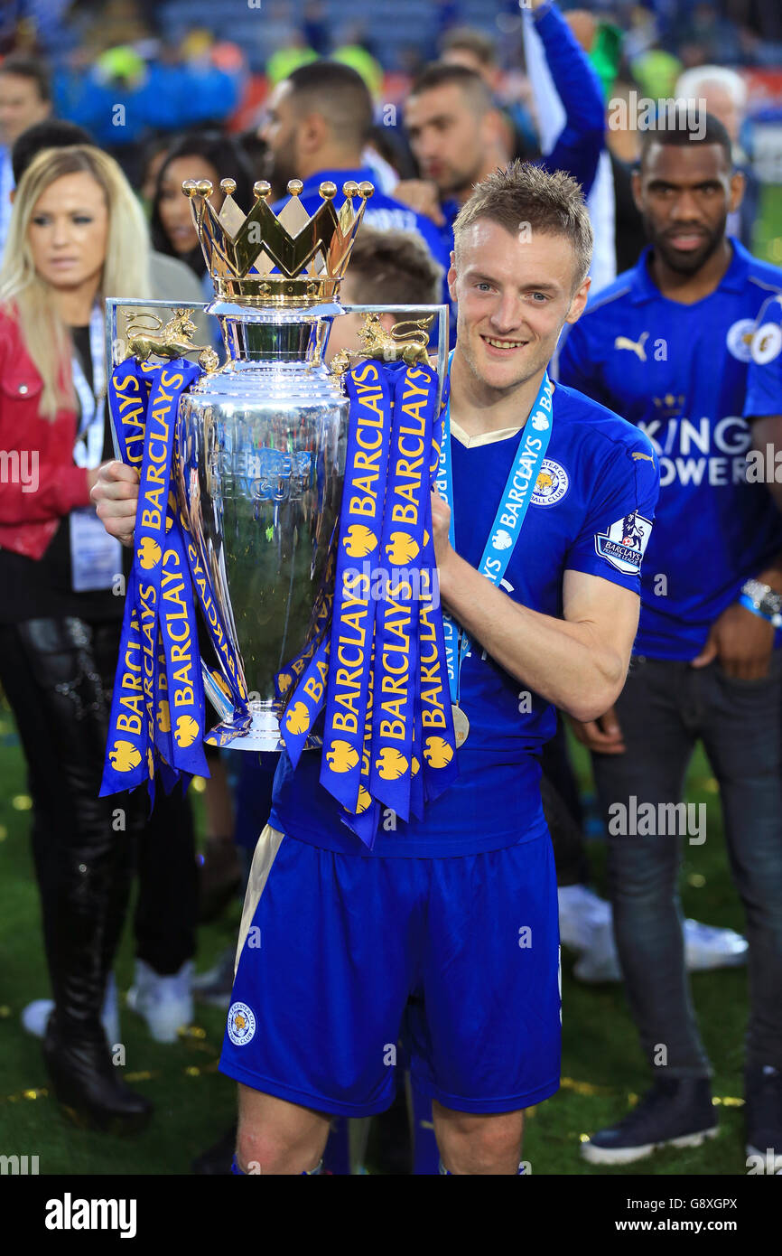 Jamie Vardy, de Leicester City, lève le trophée alors que l'équipe célèbre la victoire de la Barclays Premier League, après le match au King Power Stadium de Leicester Banque D'Images