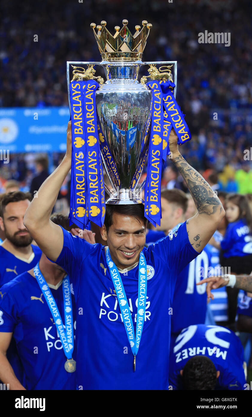 Leonardo Ulloa de Leicester City lève le trophée alors que l'équipe célèbre la victoire de la Barclays Premier League, après le match au King Power Stadium de Leicester Banque D'Images