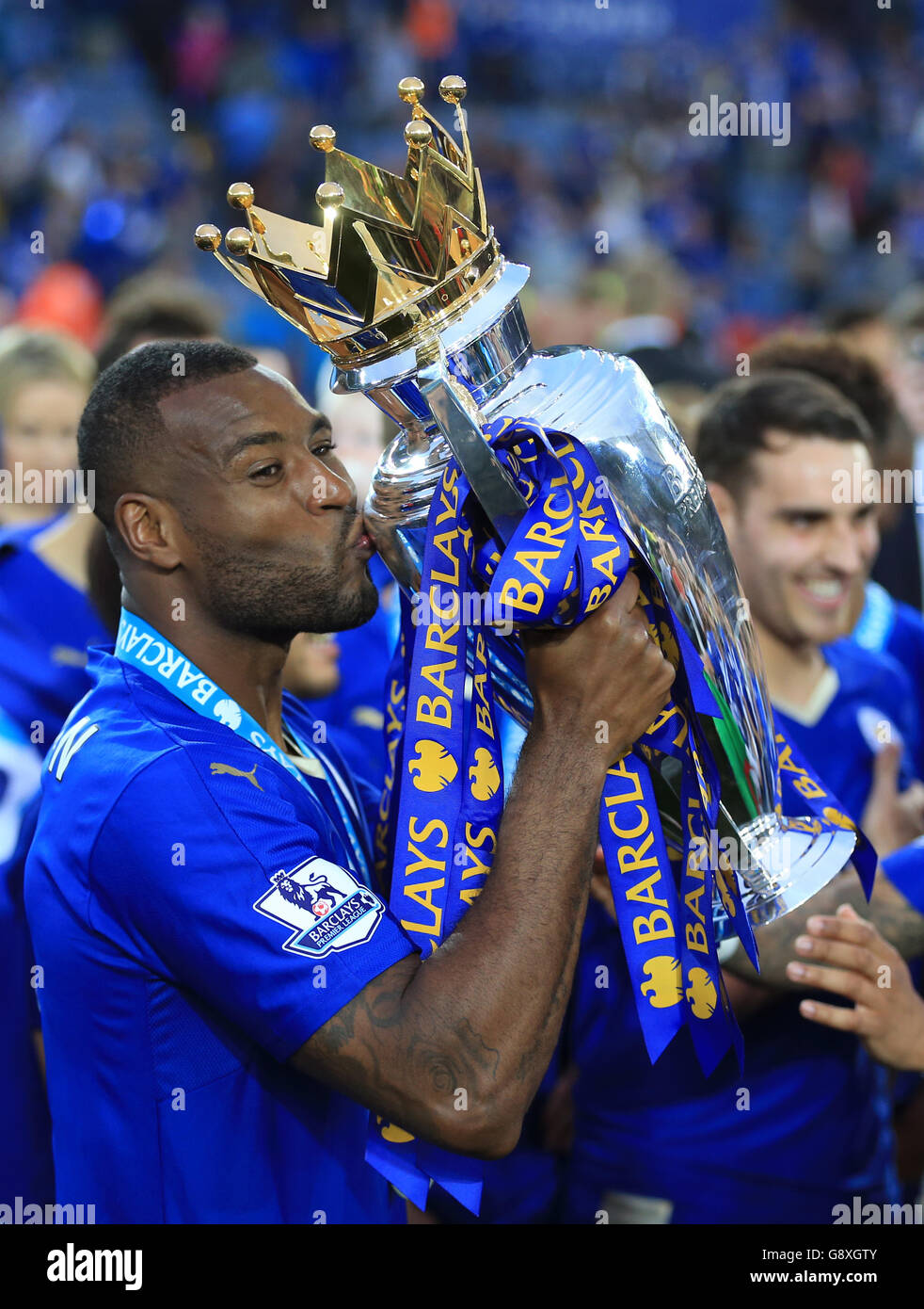Wes Morgan de Leicester City lève le trophée alors que l'équipe célèbre la victoire de la Barclays Premier League, après le match au King Power Stadium de Leicester Banque D'Images