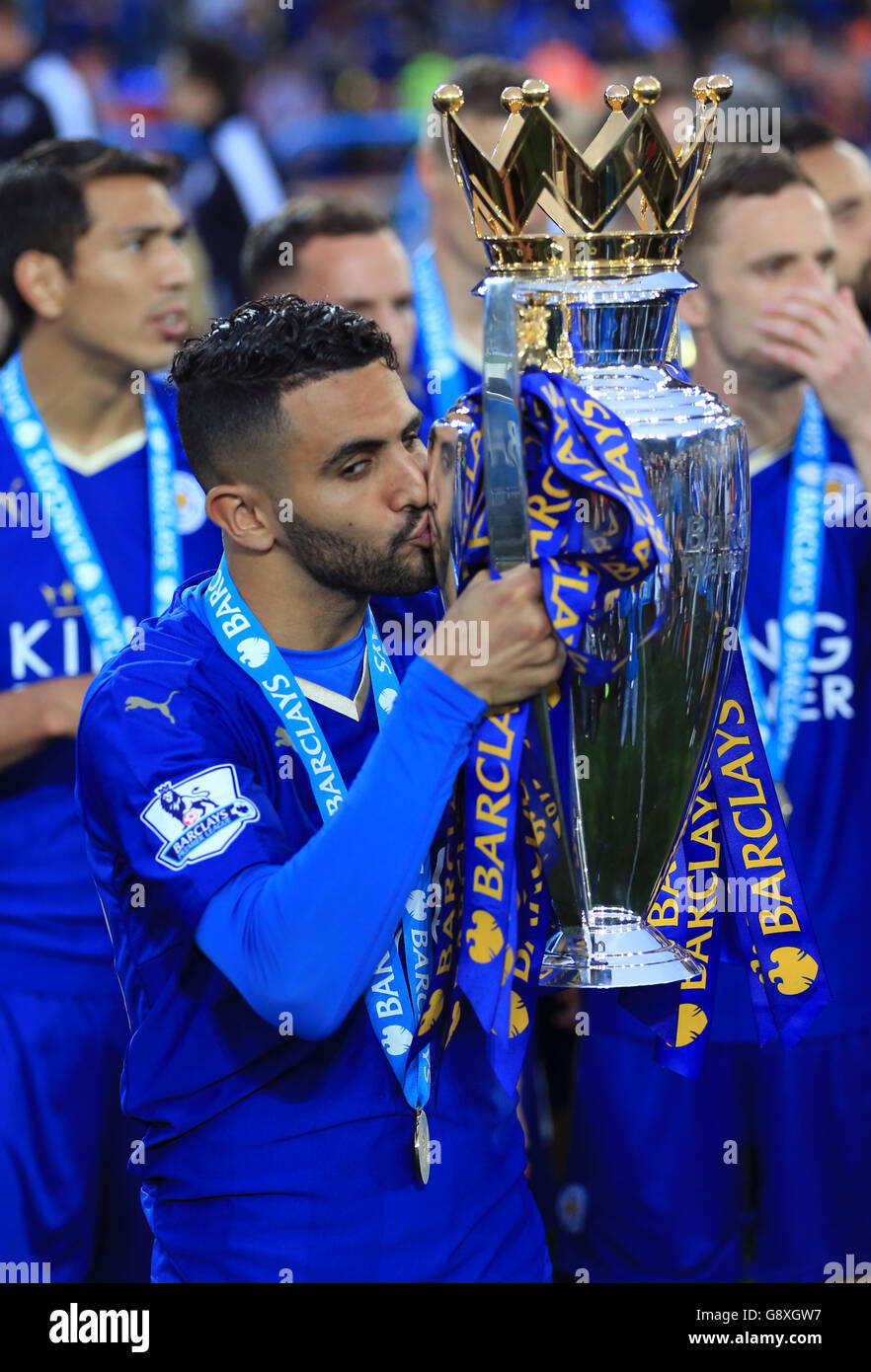 Riyad Mahrez de Leicester City lève le trophée alors que l'équipe célèbre la victoire de la Barclays Premier League, après le match au King Power Stadium de Leicester Banque D'Images