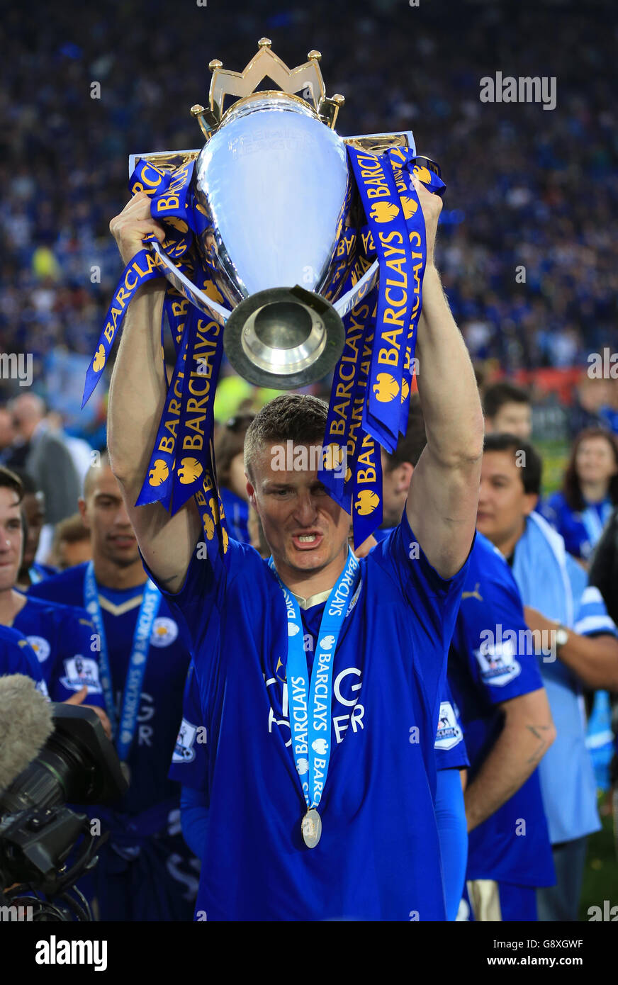 Robert Huth, de Leicester City, lève le trophée alors que l'équipe célèbre la victoire de la Barclays Premier League, après le match au King Power Stadium, Leicester Banque D'Images