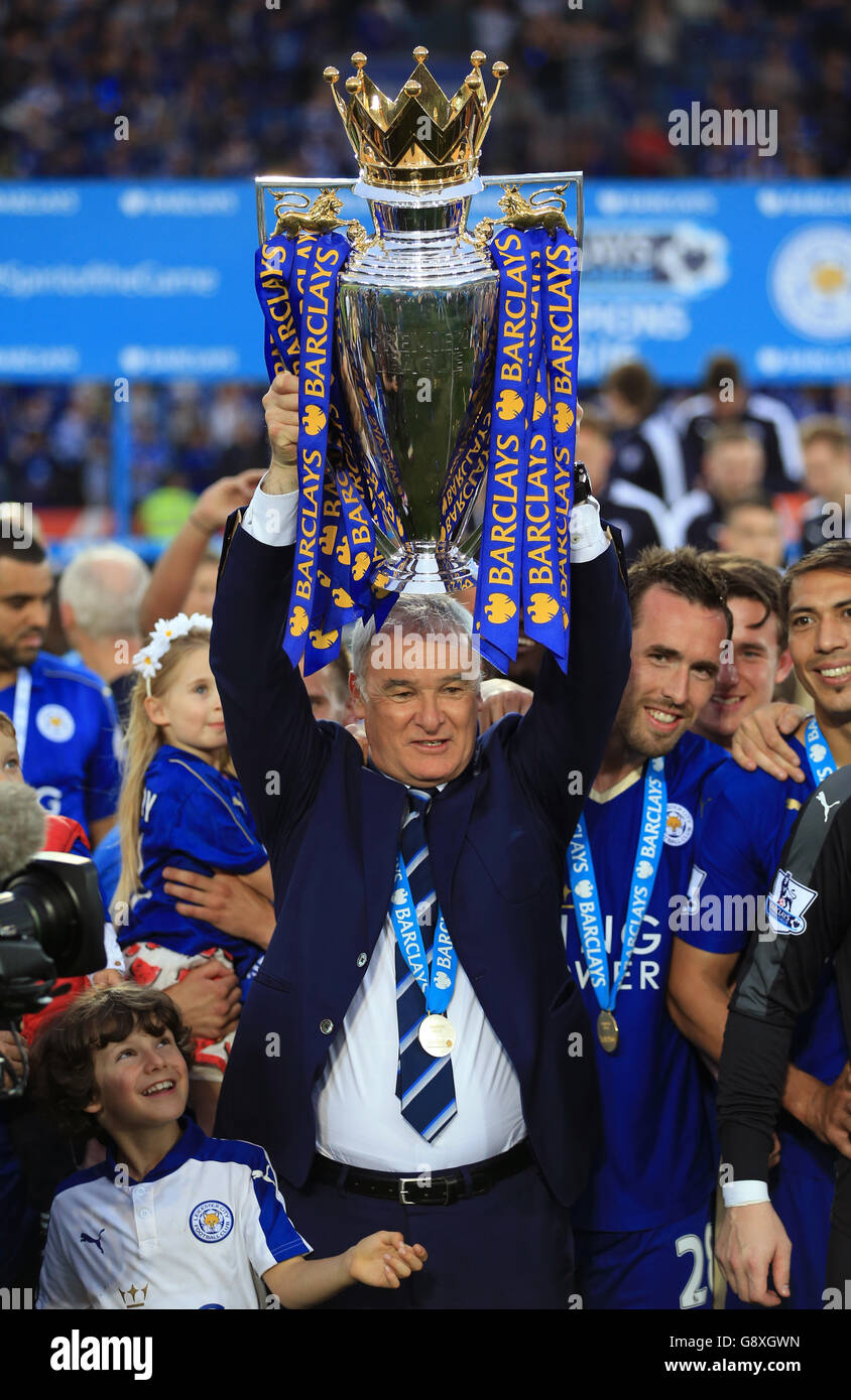 Claudio Ranieri, directeur de Leicester City, lève le trophée alors que l'équipe célèbre la victoire de la Barclays Premier League, après le match au King Power Stadium de Leicester Banque D'Images