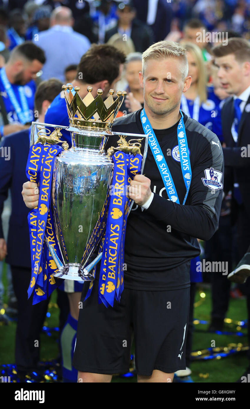 Kasper Schmeichel et Jamie Vardy, gardien de but de Leicester City, rient tandis que l'équipe célèbre la victoire de la Barclays Premier League, après le match au King Power Stadium de Leicester Banque D'Images