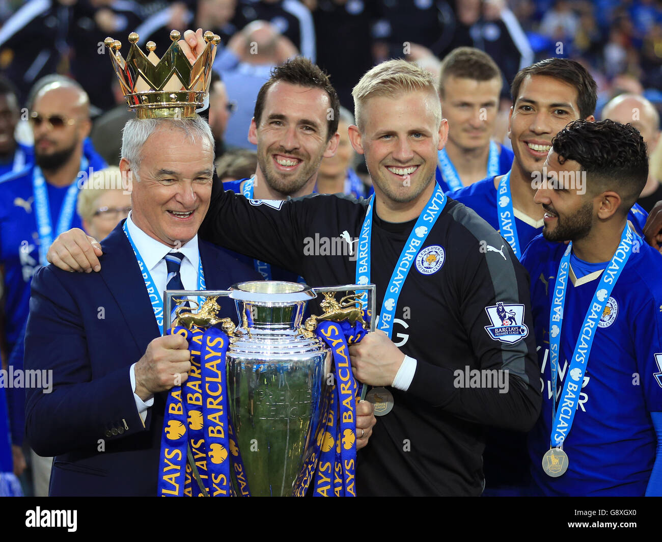 Claudio Ranieri, directeur de Leicester City, et Kasper Schmeichel lèvent le trophée alors que l'équipe célèbre la victoire de la Barclays Premier League, après le match au King Power Stadium, Leicester Banque D'Images