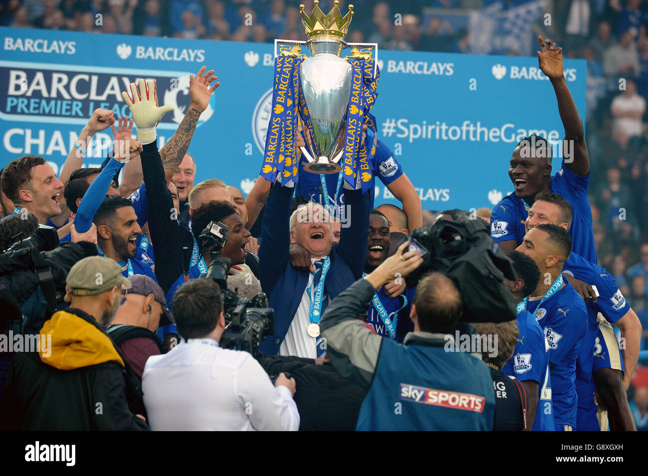 Claudio Ranieri, directeur de Leicester City, lève le trophée alors que l'équipe célèbre la victoire de la Barclays Premier League, après le match au King Power Stadium de Leicester Banque D'Images