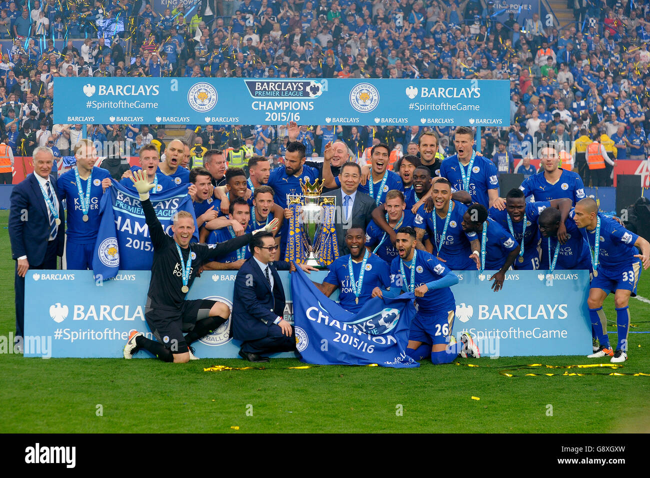 Les joueurs de Leicester City soulèvent le trophée alors que l'équipe célèbre la victoire de la Barclays Premier League, après le match au King Power Stadium, Leicester Banque D'Images