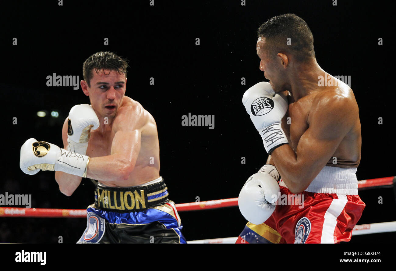 Anthony Crolla (à gauche) et Ismael Barroso pendant le WBA World Lightweight Title bout à l'arène de Manchester. Banque D'Images