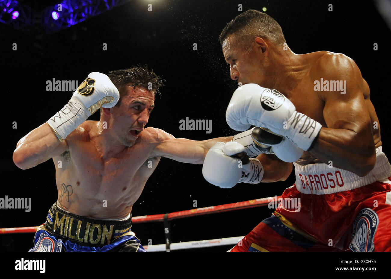 Anthony Crolla (à gauche) et Ismael Barroso pendant le WBA World Lightweight Title bout à l'arène de Manchester. Banque D'Images