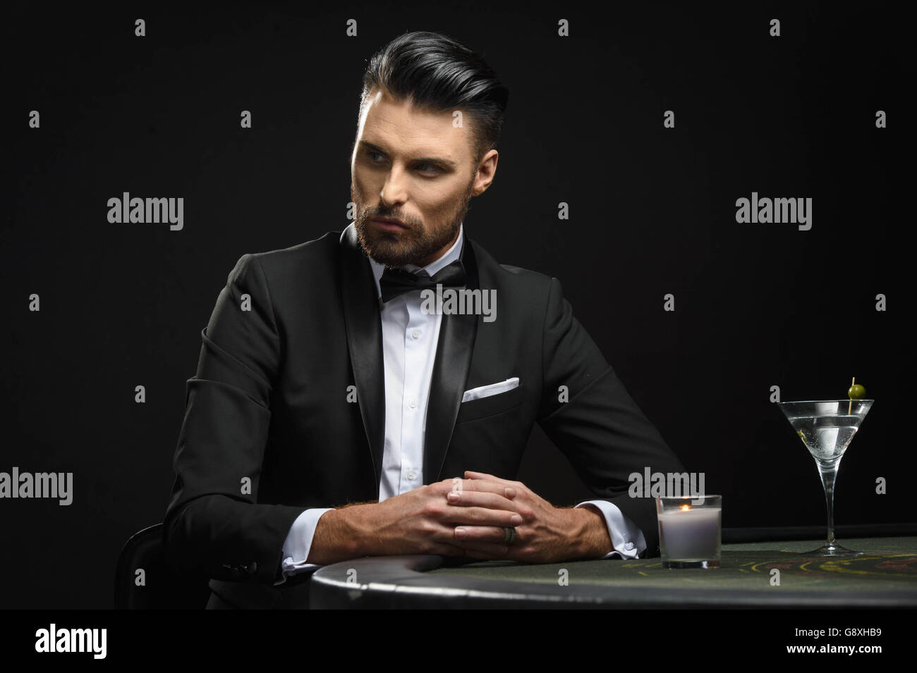 Le présentateur de télévision Rylan Clark-Neal imite Daniel Craig en tant que James Bond, en recréant une scène du Casino Royale pour célébrer le lancement de son nouveau spectacle de fin de soirée, Up late avec Rylan, qui a été créé le lundi 9 mai sur Channel 5 à 23 h. Banque D'Images