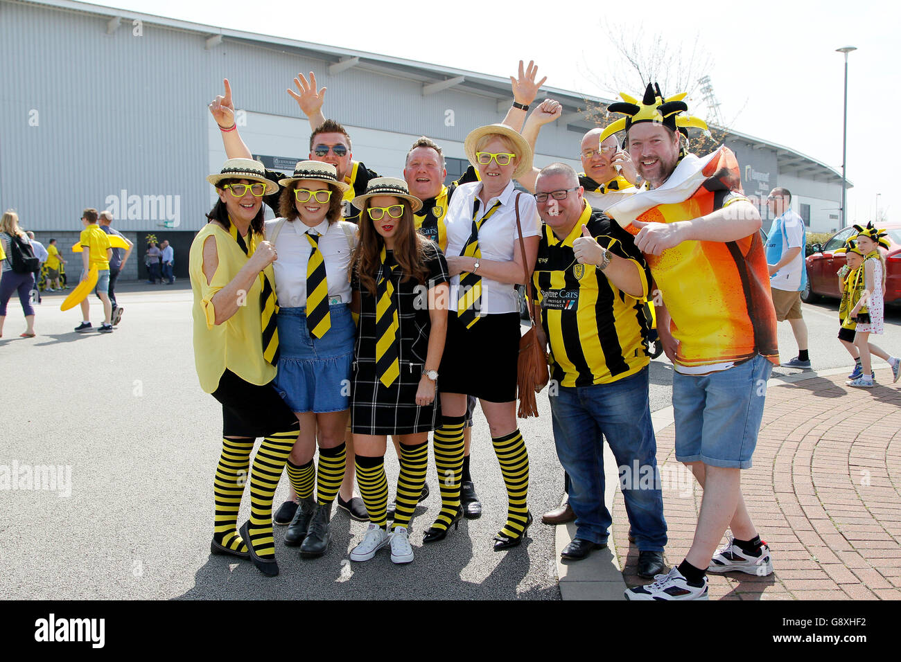 Burton Albion fans en costume fantaisie avant le match de la Sky Bet League One au Keepmoat Stadium, Doncaster. Banque D'Images