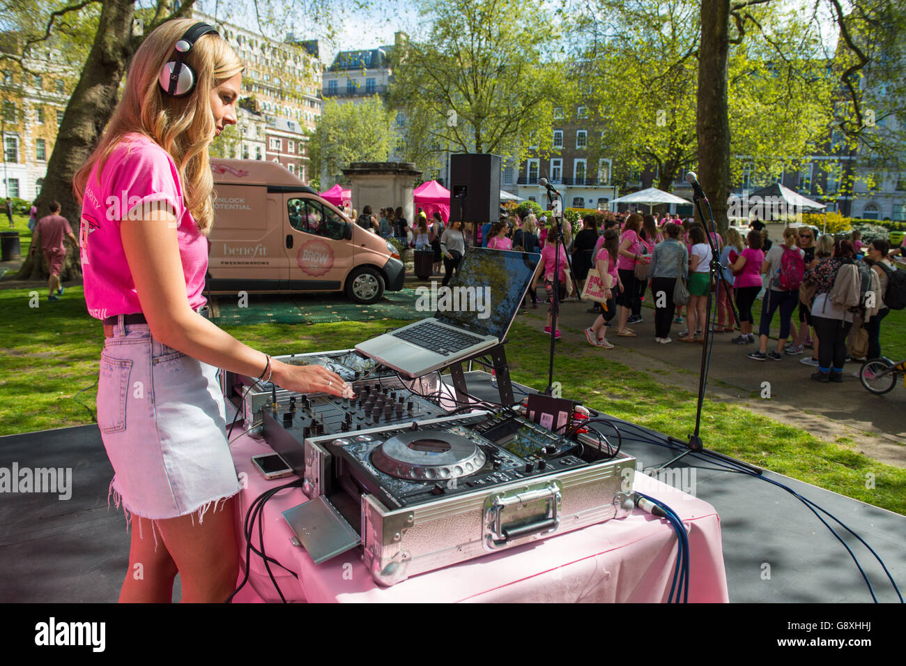 Vue générale du début du Bold est belle marche dans le centre de Londres, organisé par Benefit Cosmetics pour recueillir de l'argent pour le look de bien se sentir mieux et refuge. Banque D'Images