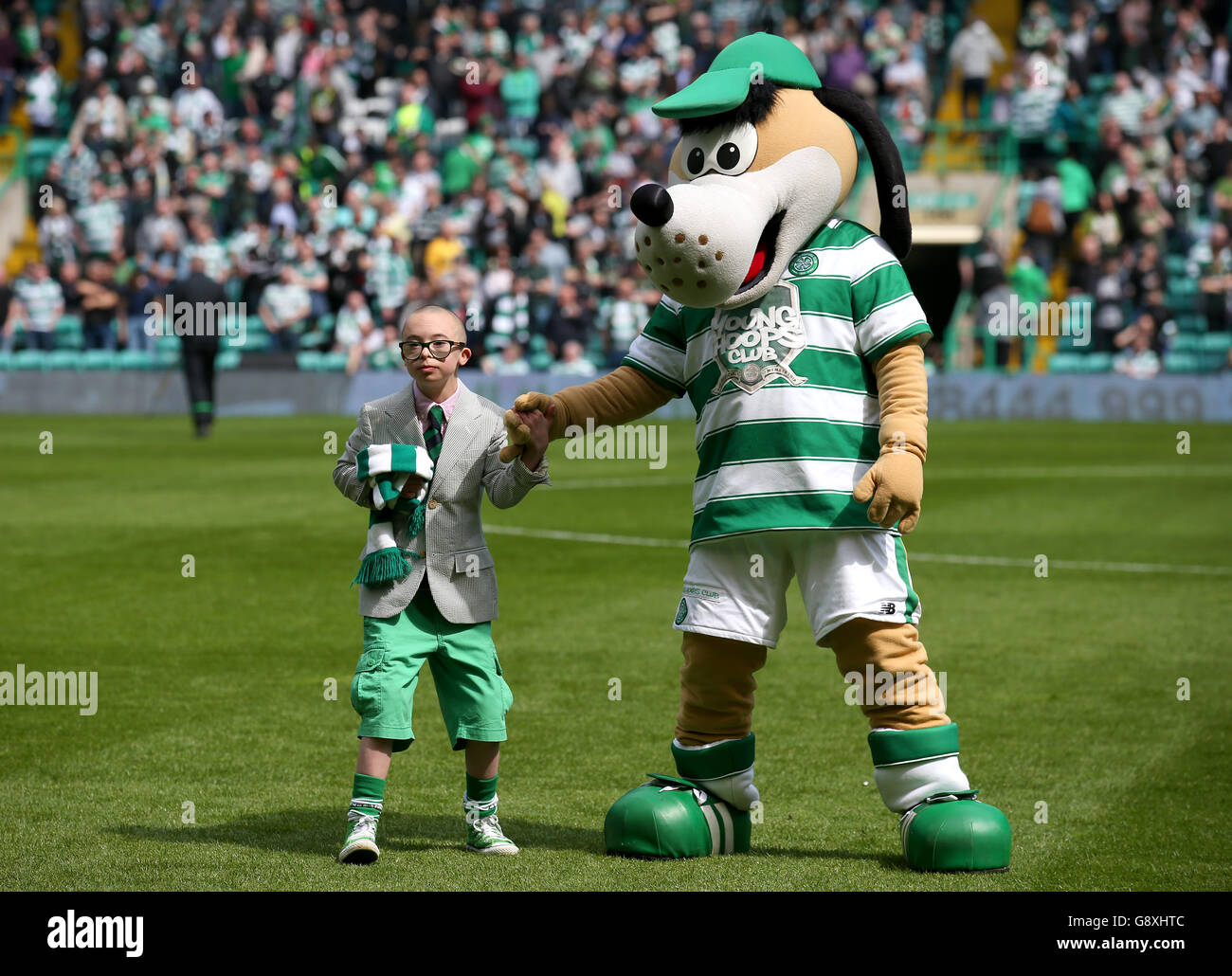 Jay Beatty, ambassadeur de la Celtic football Club Celtic FC Foundation, avec la mascotte du club Hoopy The Huddle Hound à la mi-temps du match Ladbrokes Scottish Premiership au Celtic Park, Glasgow. Banque D'Images
