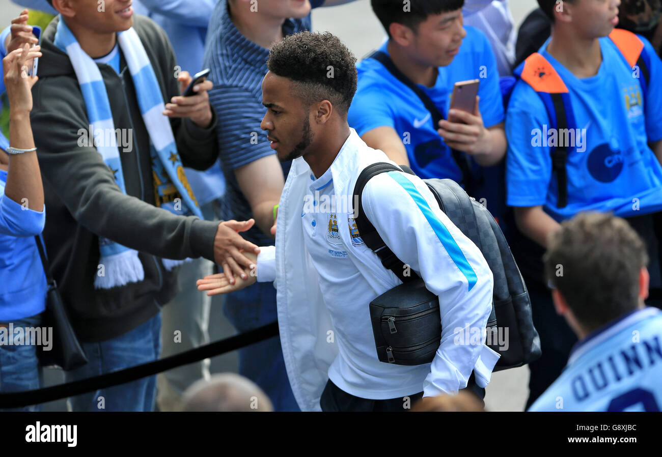 Raheem Sterling de Manchester City accueille les fans après leur arrivée au sol avant le match de la Barclays Premier League au Etihad Stadium de Manchester. Banque D'Images
