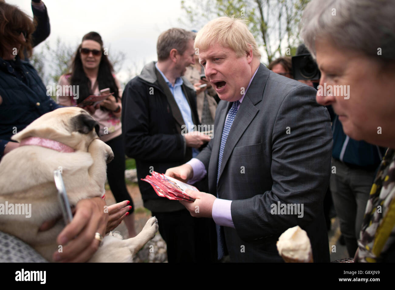 L'ancien maire de Londres Boris Johnson et l'autre militant pour le congé de vote Gisela Stuart MP à Charlestown, Cornwall, lors d'une visite de campagne pour le congé de vote. Banque D'Images