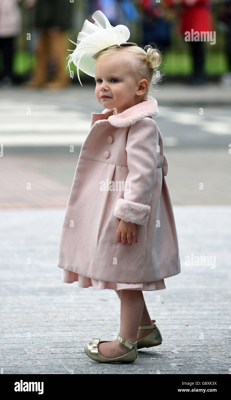 Navy Gee, 2, attend l'arrivée du duc de Cambridge à l'école de gouvernement Blavatnik à Oxford. Banque D'Images