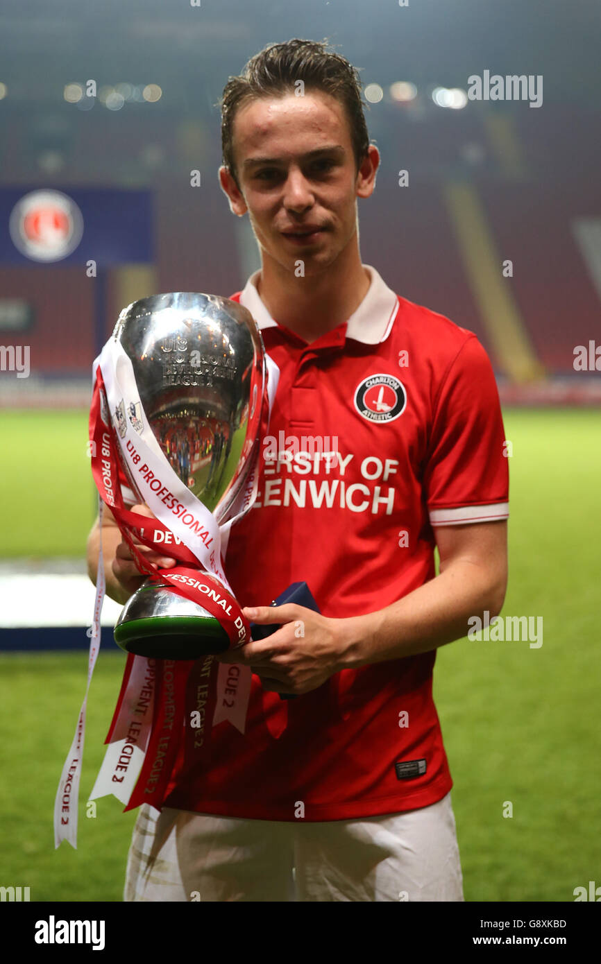 Alex Willis de Charlton Athletic avec la Ligue de développement professionnel U18 2 trophées Banque D'Images