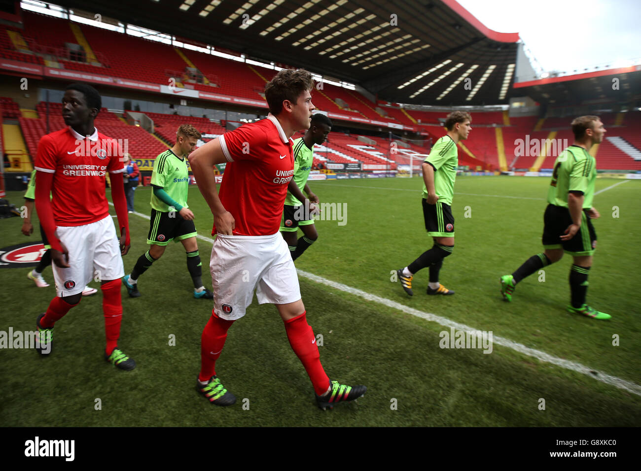 Les joueurs de Charlton Athletic et de Sheffield United se promètent le terrain après le coup d'envoi Banque D'Images