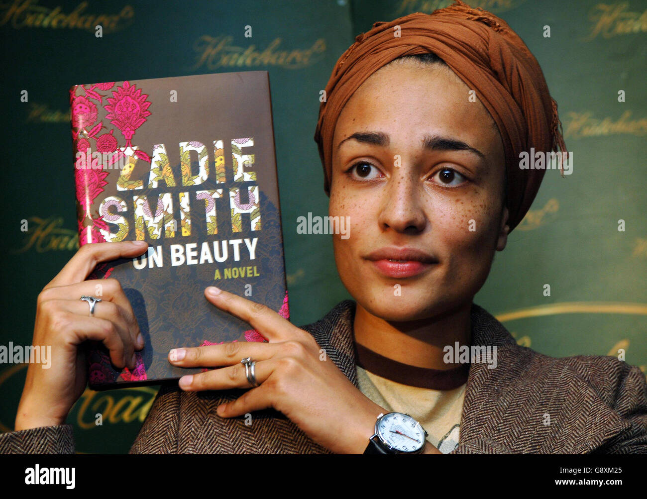 L'auteur Zadie Smith avec son roman sur la beauté à Hatchard's Piccadilly, Londres aujourd'hui lundi 10 octobre 2005 le gagnant du Prix Man Booker pour la fiction sera annoncé ce soir Voir PA Story ARTS Booker PRESSE ASSOCIATION PHOTO. LE CRÉDIT PHOTO DEVRAIT ÊTRE FIONA Hanson/PA Banque D'Images