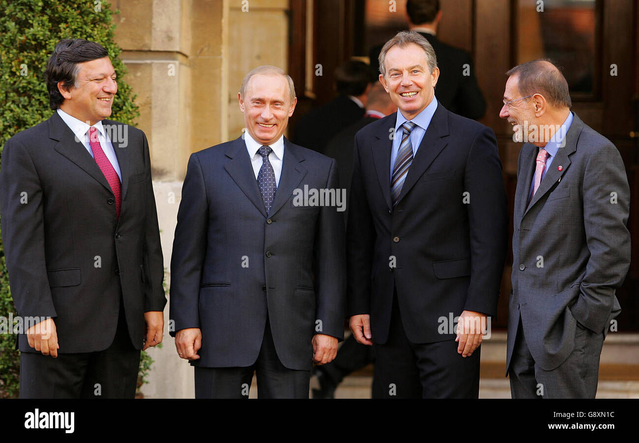 Le Premier ministre britannique Tony Blair (2R), le Président russe Vladimir Poutine (2L), le Président de la Commission européenne José Manuel Barosso (L), Et le Haut Représentant de l'UE pour la politique étrangère et de sécurité commune Javier Solana pose pour une photo de groupe à Lancaster House à Londres le mardi 4 octobre 2005, au début du sommet UE-Russie. Voir PA Story POLITICS Russia. APPUYEZ SUR ASSOCIATION photo. Photo Credit shoudl lire: John D McHugh / AFP / WPA Rota/ PA. Banque D'Images