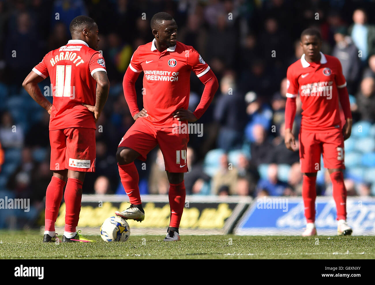 Charlton Athletic forward Igor Vetokele et Charlton Athletic milieu de terrain Callum Harriott semble découragé après avoir concédé un but Banque D'Images