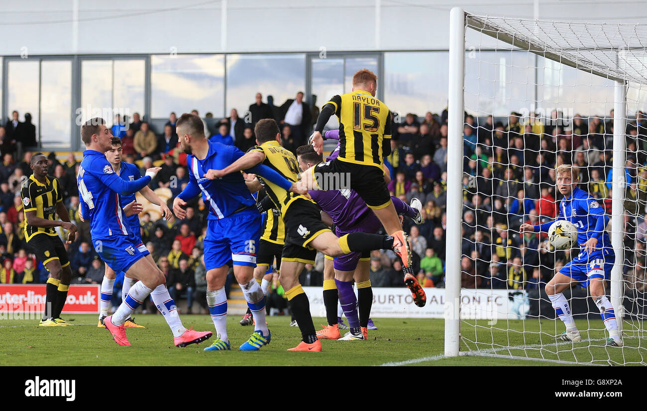 Tom Naylor, de Burton Albion (numéro 15), marque le deuxième but du match de sa partie lors du match Sky Bet League One au stade Pirelli, Burton-upon-Trent. APPUYEZ SUR ASSOCIATION photo. Date de la photo: Samedi 30 avril 2016. Voir PA Story SOCCER Burton. Le crédit photo devrait être le suivant : Nigel French/PA Wire. Banque D'Images