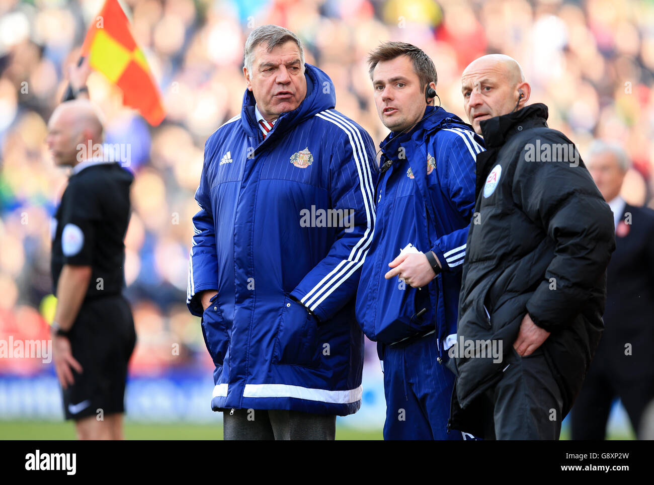 Sam Allardyce, gérant de Sunderland, a un mot avec le quatrième officiel sur la ligne de touche lors du match de la première ligue de Barclays au stade Britannia, Stoke-on-Trent. APPUYEZ SUR ASSOCIATION photo. Date de la photo: Samedi 30 avril 2016. Voir PA Story FOOTBALL Stoke. Le crédit photo devrait se lire comme suit : Mike Egerton/PA Wire. Banque D'Images