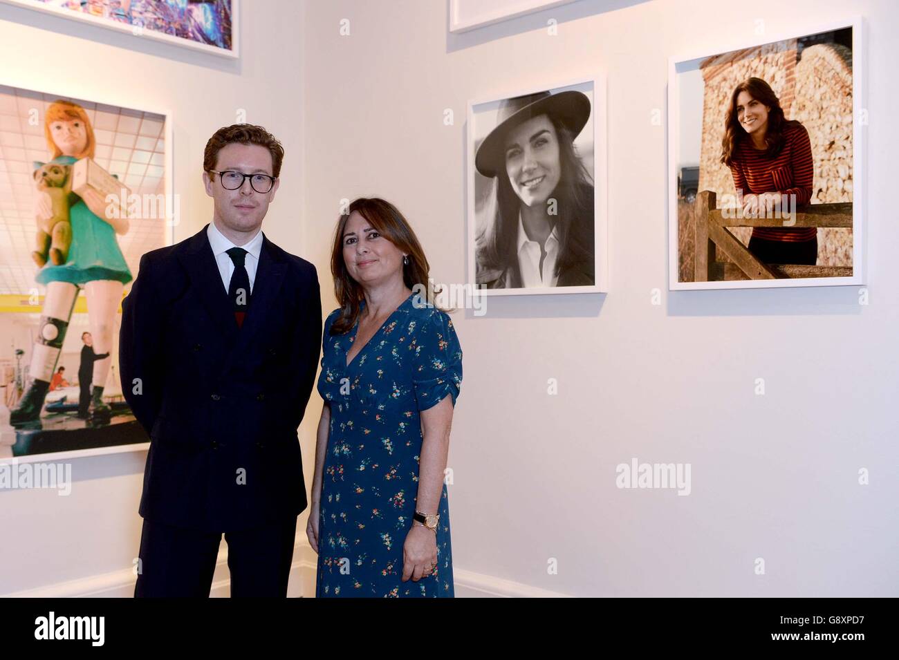 Alexandra Shulman, rédactrice en chef de Vogue, et Nicholas Cullinan, directeur du National Portrait Gallery, devant deux nouveaux portraits de la Duchesse de Cambridge, qui seront mis en vedette dans l'exposition Vogue 100: A Century of style, au National Portrait Gallery de Londres. Banque D'Images