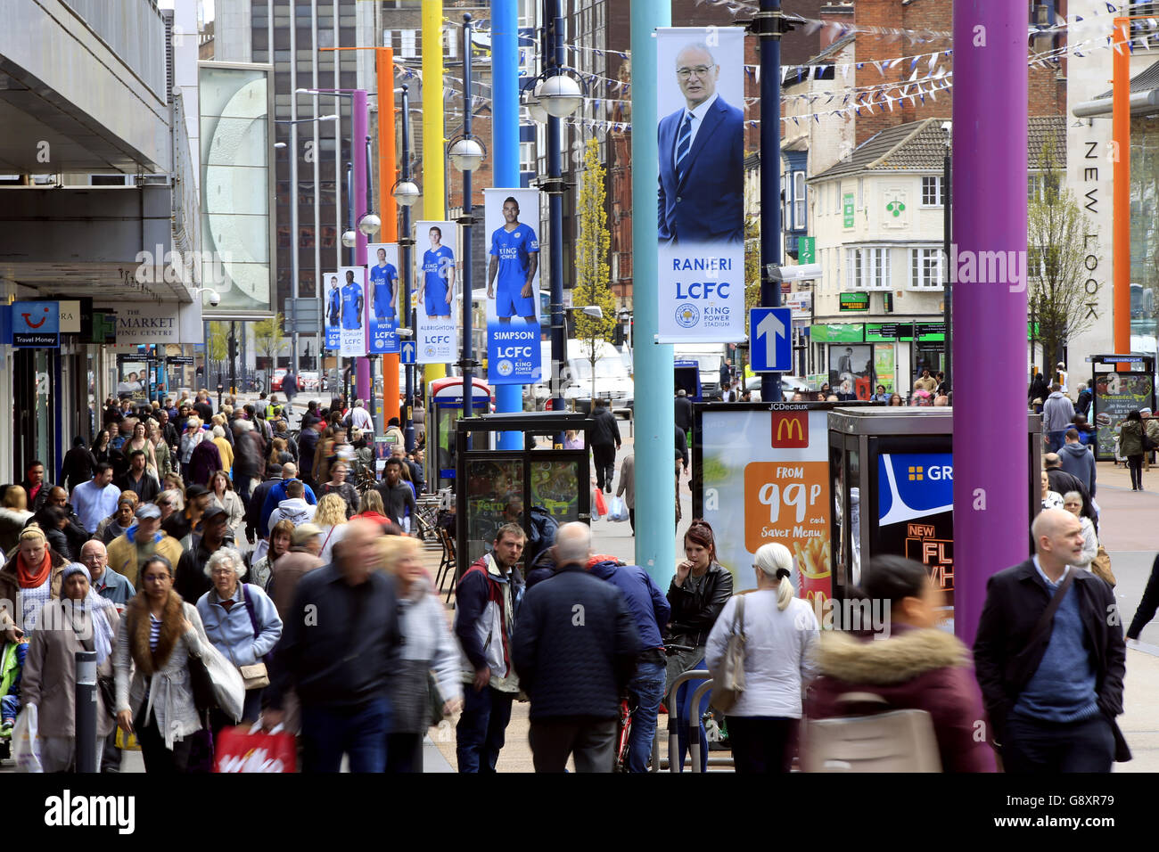 Des bannières géantes mettant en vedette le directeur de la ville de Leciester, Claudio Ranieri, et son équipe, photographiés dans le centre-ville de Leicester. Banque D'Images