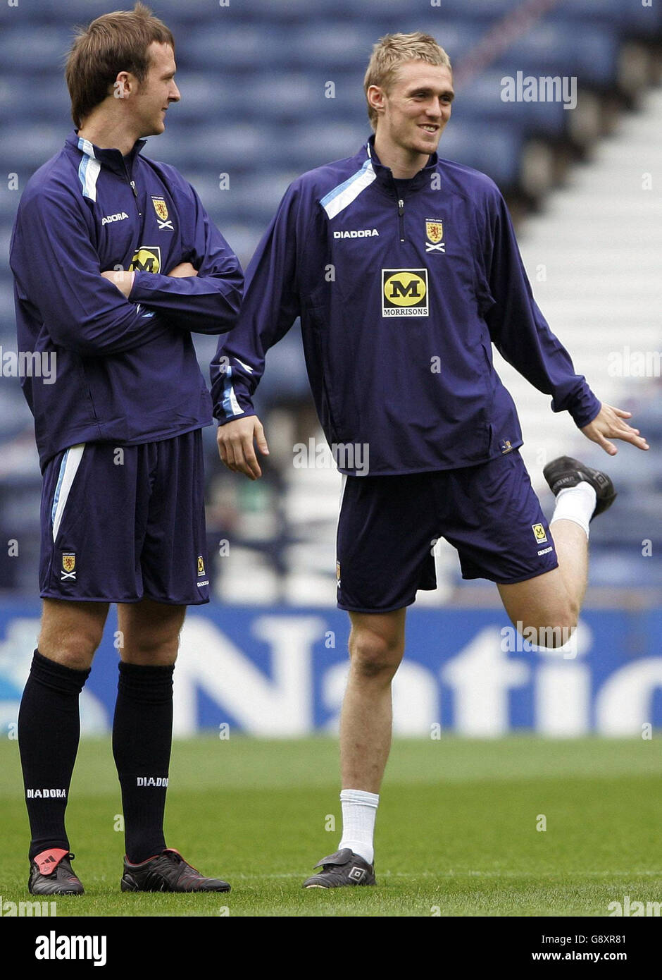 Darren Fletcher (R) en Écosse avec Andy Webster lors d'une session d'entraînement à Hampden Park, Glasgow, le mercredi 5 octobre 2005. L'Écosse affrontait la Biélorussie lors de leur match de qualification à la coupe du monde samedi. APPUYEZ SUR ASSOCIATION photo. Le crédit photo devrait se lire comme suit : Andrew Milligan/PA. Banque D'Images