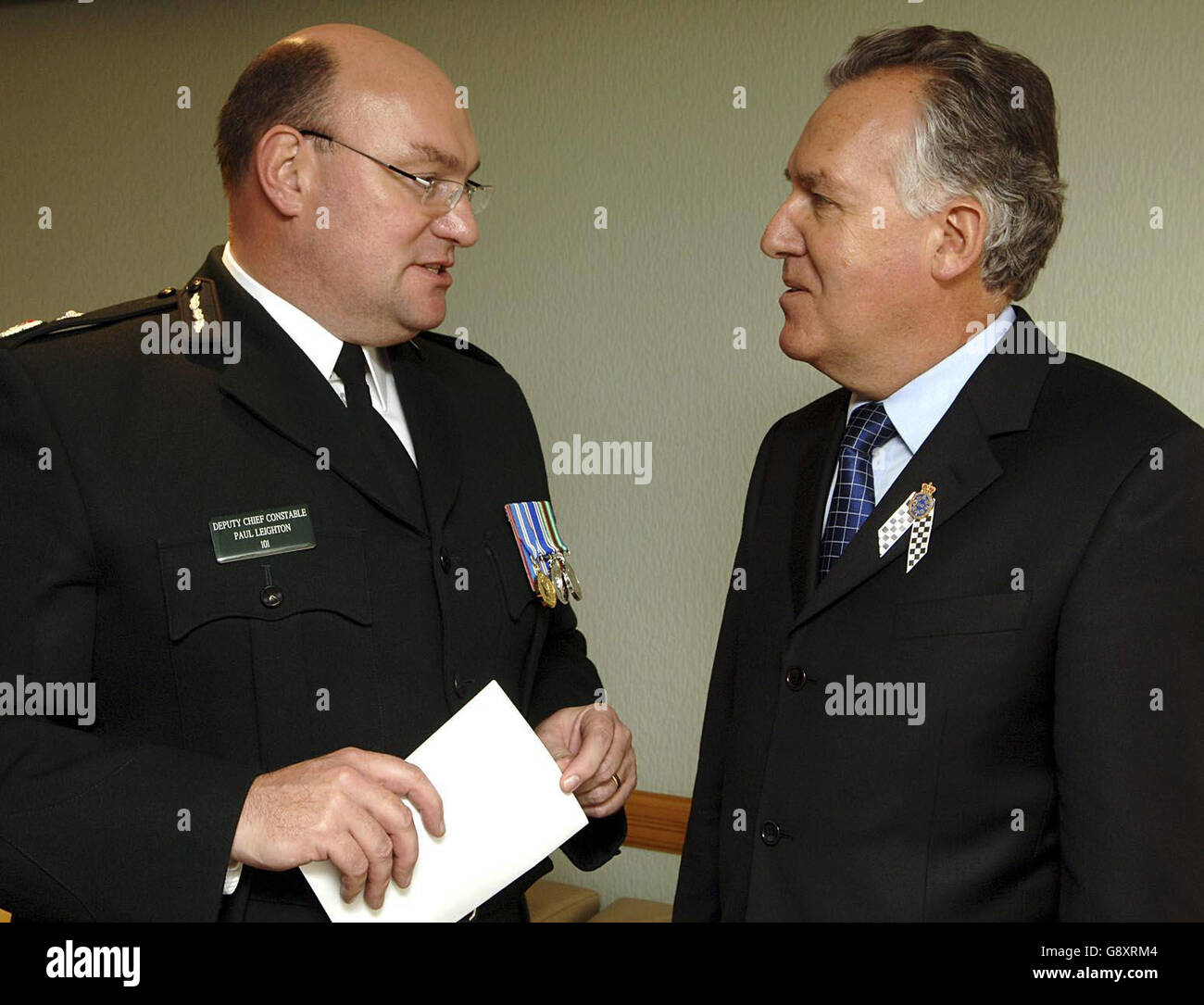 Le chef adjoint du PSNI Paul Leighton (à gauche) discute avec le secrétaire d'État d'Irlande du Nord Peter Hain lorsqu'ils assistent au service de jour commémoratif de la police nationale à St David's Hall, Cardiff, le mercredi 5 octobre, 2005 reconnaître les agents de police qui ont perdu la vie dans l'exercice de leurs fonctions. APPUYEZ SUR ASSOCIATION photo. Le crédit photo devrait se lire comme suit : Huw John/Harrisons/PA Banque D'Images