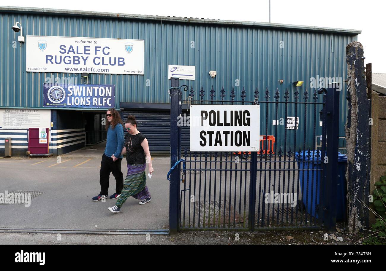 Les gens quittent le bureau de vote du sale FC Rugby Club, sale, à Trafford, Manchester, alors que les électeurs se dirigent vers les sondages à travers le Royaume-Uni dans le plus grand test de l'opinion politique depuis les élections générales. Banque D'Images
