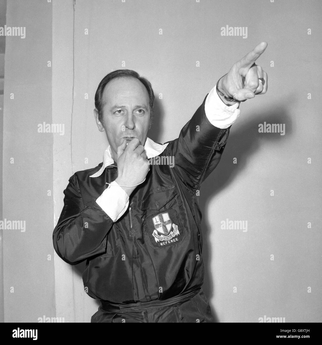 Brian Moore essaie son kit après avoir passé l'examen pour devenir arbitre de classe 3. Banque D'Images